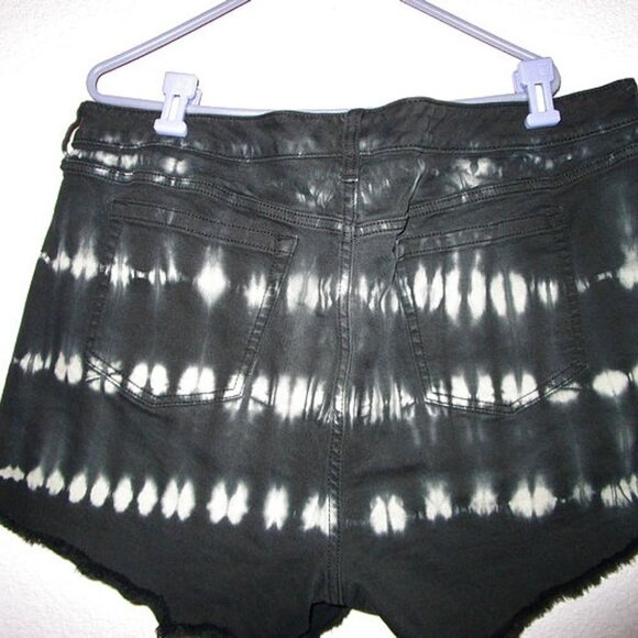 TORRID Tie-Dye DENIM Size 22 Midi SHORTS High Rise STRETCH Black FRINGE Jean - Picture 8 of 11